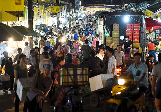 PM Nguyen Xuan Phuc to inspect Long Bien market from daybreak