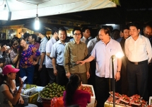 pm nguyen xuan phuc to inspect long bien market from daybreak