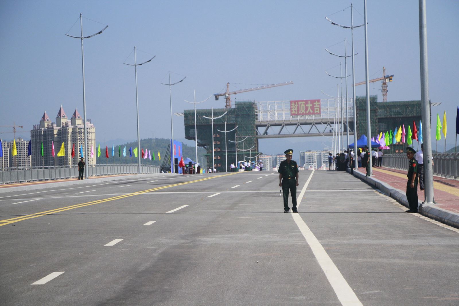 Bac Luan 2 ridge connecting Vietnam, China opens