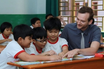 Government Issues Training Programs for English Teachers