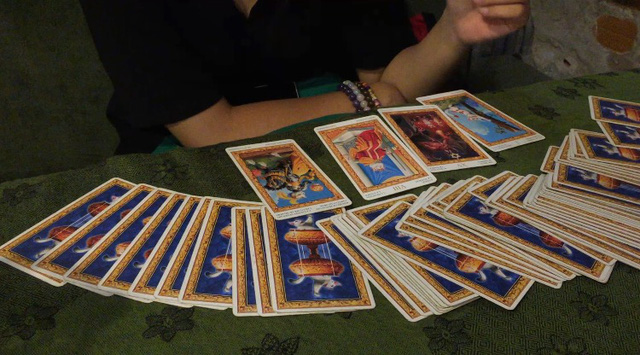 Vietnamese youths seek guidance through Tarot cards