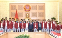 pm meets vietnams sports delegation to asiad 2018