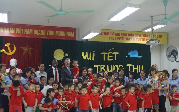 US Ambassador celebrates Mid-Autumn Festival with Vietnamese disabled children