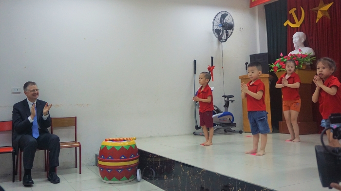 US Ambassador celebrates Mid-Autumn Festival with Vietnamese disabled children