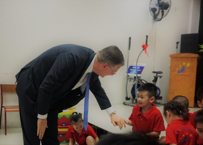 US Ambassador celebrates Mid-Autumn Festival with Vietnamese disabled children