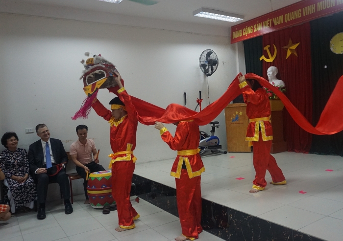 US Ambassador celebrates Mid-Autumn Festival with Vietnamese disabled children