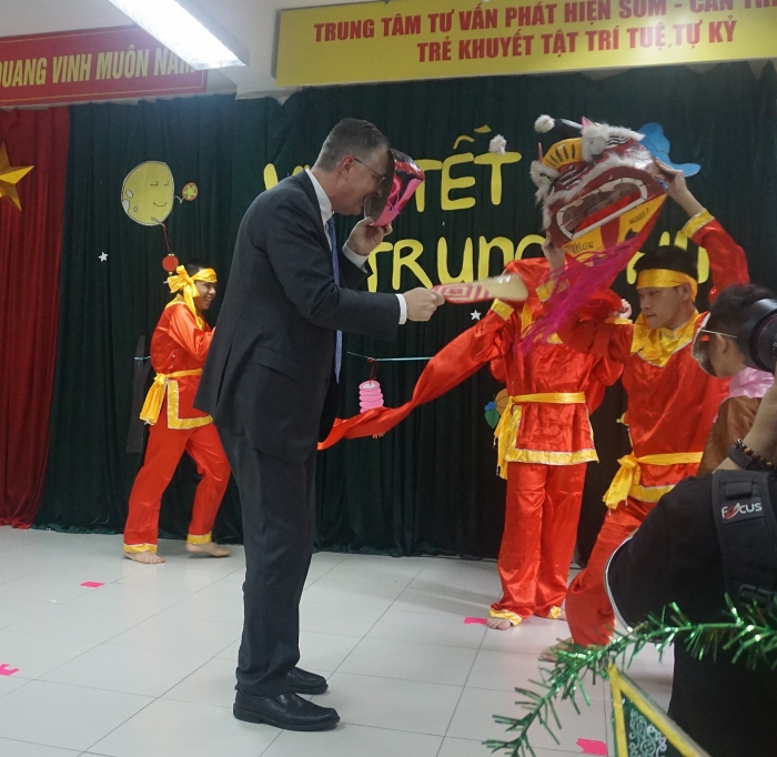 US Ambassador celebrates Mid-Autumn Festival with Vietnamese disabled children