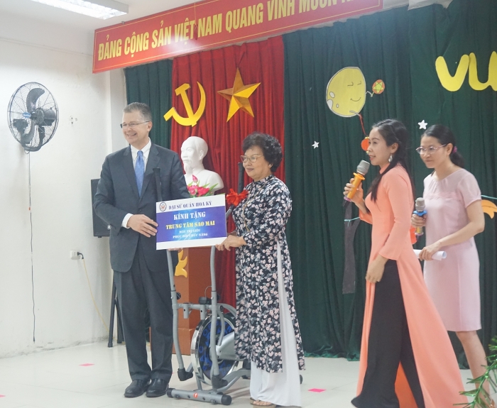 US Ambassador celebrates Mid-Autumn Festival with Vietnamese disabled children