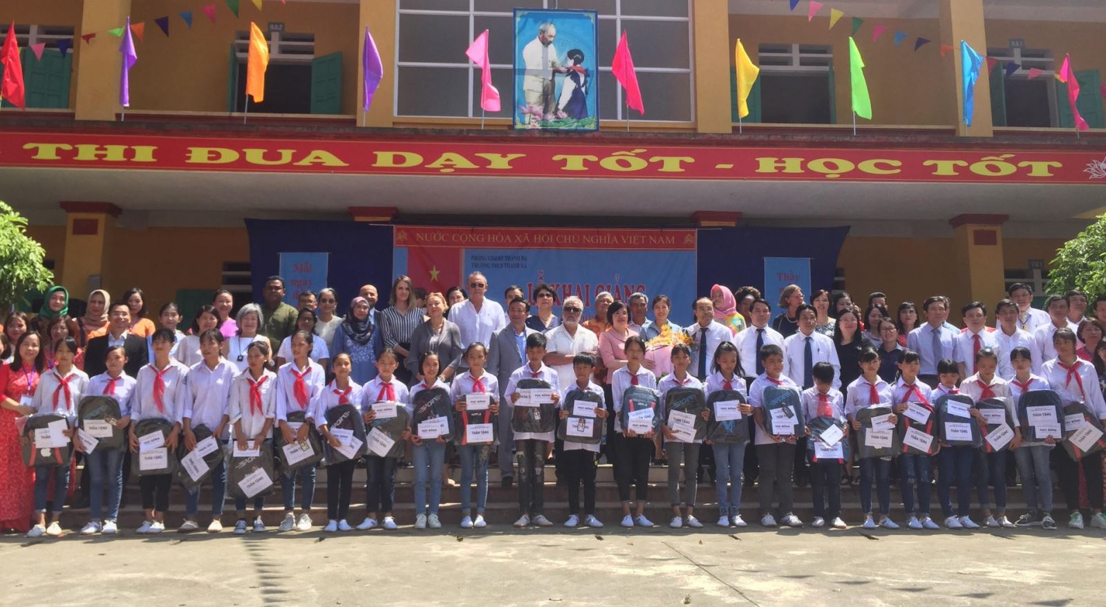 Foreign ambassadors attend new academic year ceremony in Phu Tho