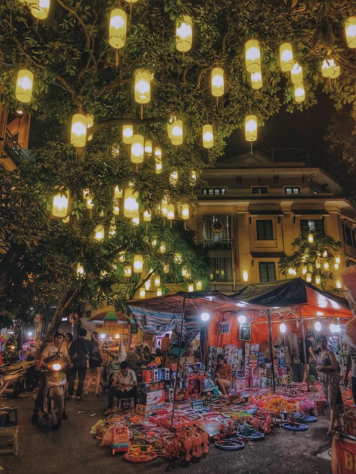Phung Hung mural street (Hanoi) lights up for Mid-Autumn Festival