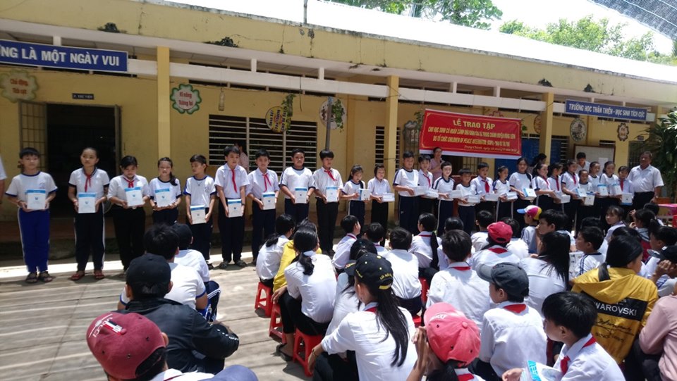 Vinh Long: COPI scholarships presented to over 50 needy students