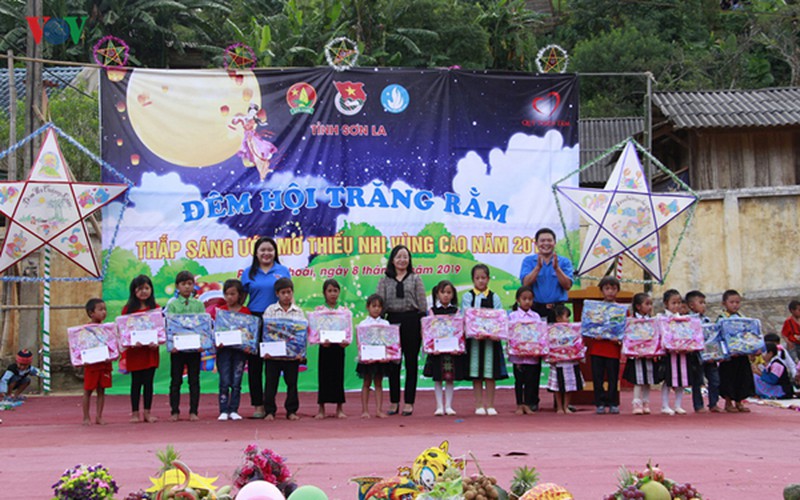Ethnic children in mountainous region celebrate Mid-Autumn Festival early