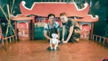 young business woman promotes water puppetry art to the south