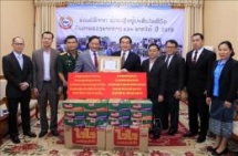 vietnamese community in laos donate over 25000 usd for flood victims