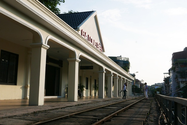 Long Bien Railway Station attracts visitors after being renovated