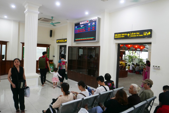 Long Bien Railway Station attracts visitors after being renovated