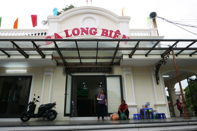 Long Bien Railway Station attracts visitors after being renovated