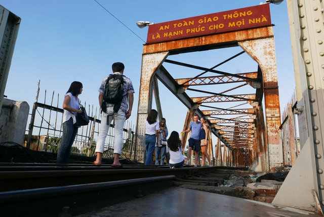Long Bien Railway Station attracts visitors after being renovated