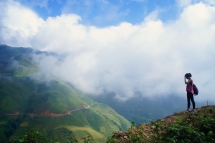 travellers touch the clouds in hang dong