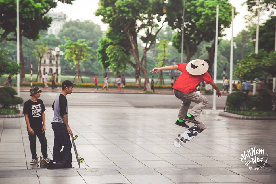 Youths promote Vietnam via “non la” album