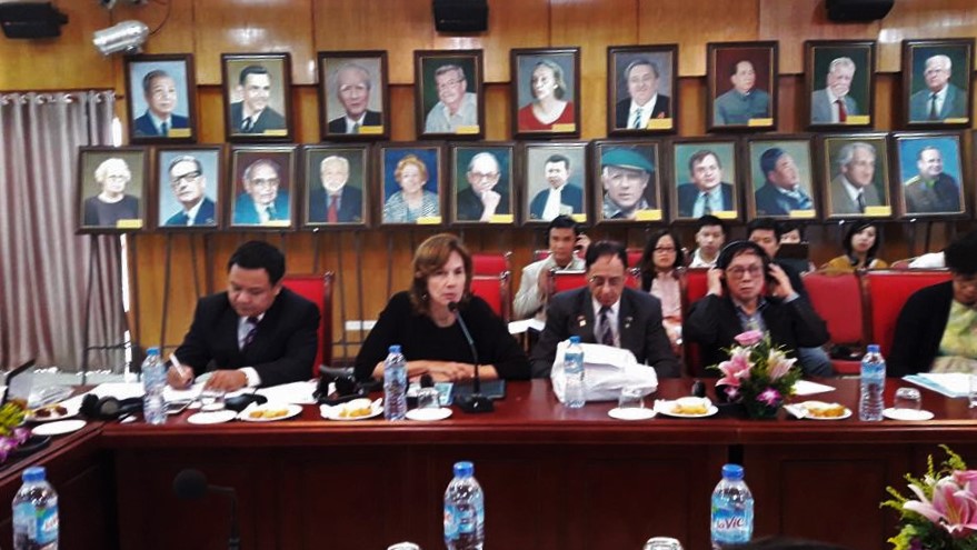 Trong hình ảnh có thể có: 7 người, mọi người đang ngồi, bàn và trong nhà