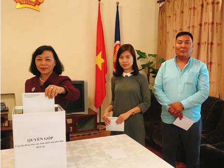 DSQ Viet Nam tai Mong Co ung ho dong bao bi thiet hai do lu - Anh 1