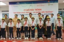over 1300 primary students in gia lai received helmets
