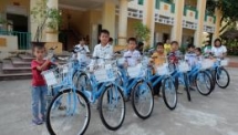 over 90 bikes donated to poor students in hoa binh