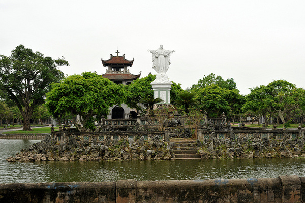 A visit to Phat Diem stone cathedral