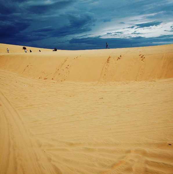 Road to Vietnam’s largest sand dune