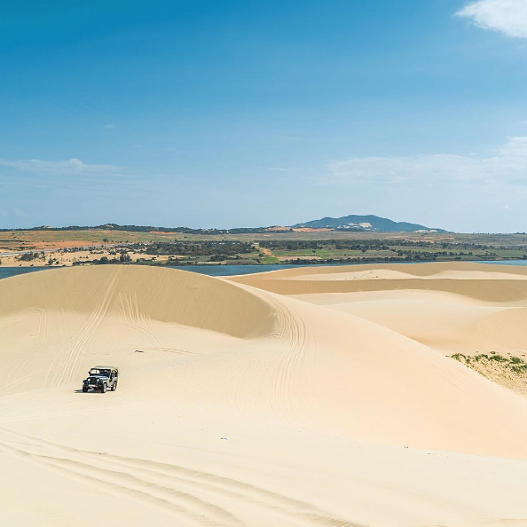 Road to Vietnam’s largest sand dune