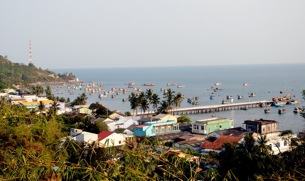 Cross-ocean power line lights up island commune