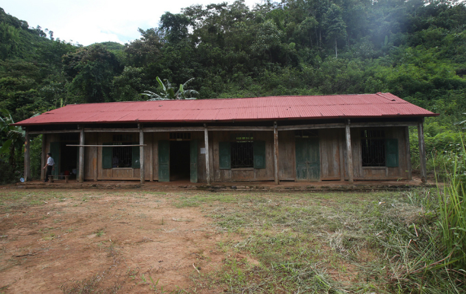as-vietnam-celebrates-teachers-day-meet-the-man-who-wont-be-moved-from-his-dirt-floor-school