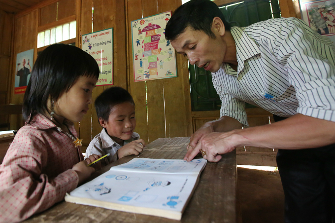 as-vietnam-celebrates-teachers-day-meet-the-man-who-wont-be-moved-from-his-dirt-floor-school-3