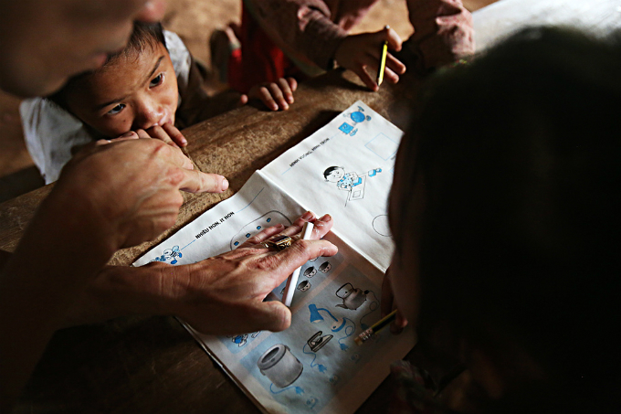 as-vietnam-celebrates-teachers-day-meet-the-man-who-wont-be-moved-from-his-dirt-floor-school-4