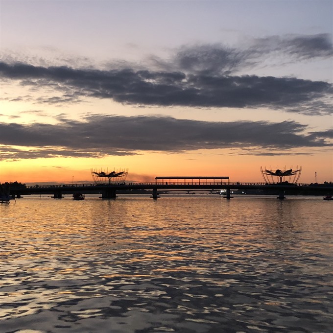 Floating market still a popular Mekong trading hub