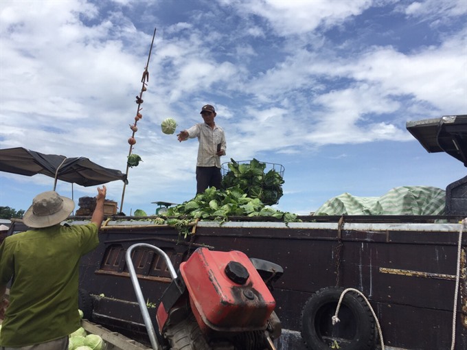 Floating market still a popular Mekong trading hub