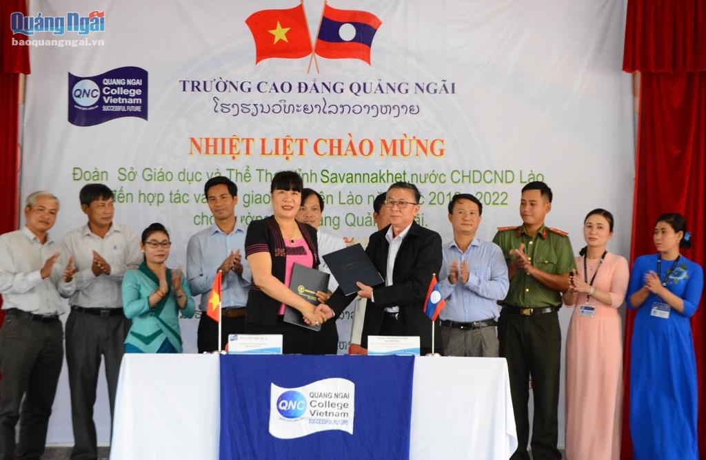 LÃ£nh Äáº¡o TrÆ°á»ng CÄ Quáº£ng NgÃ£i vÃ  Sá» GiÃ¡o dá»¥c vÃ  thá» thao tá»nh Savanakhet kÃ½ bÃ n giao vÃ  tiáº¿p nháº­n sinh viÃªn.