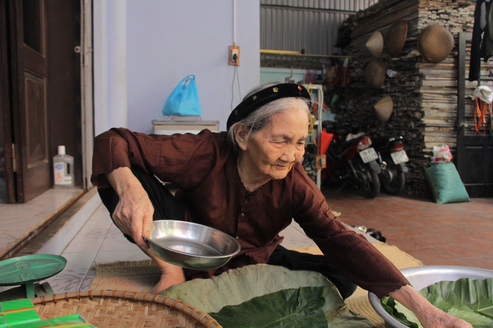 Vietnam family surpass 70 years making Hanoi’s signature autumn food