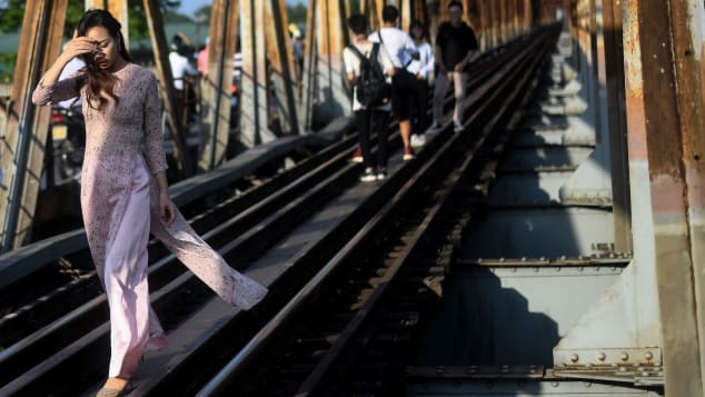 CNN: Hanoi's Long Bien bridge replaces train street as selfie hotspot