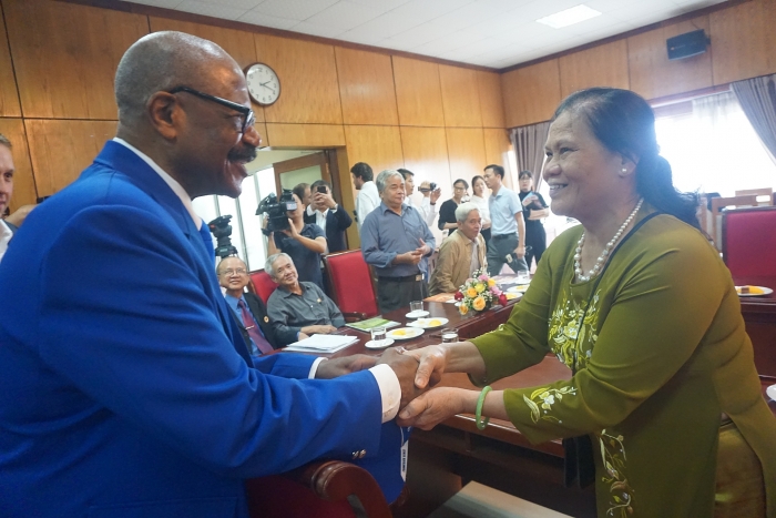 cuoc hoi ngo cua nhung nguoi tung noi chuyen bang sung dan
