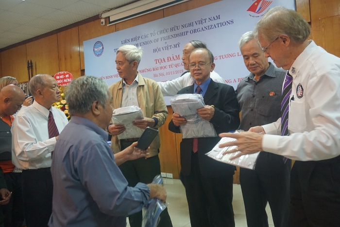 cuoc hoi ngo cua nhung nguoi tung noi chuyen bang sung dan