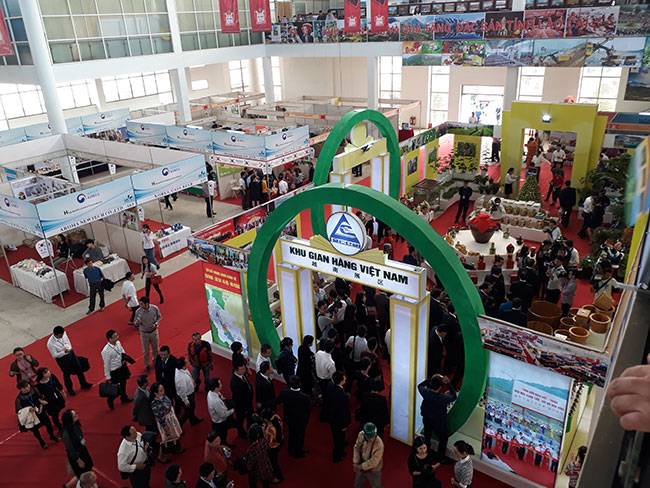 Vietnam-China border trade fair underways in Lao Cai