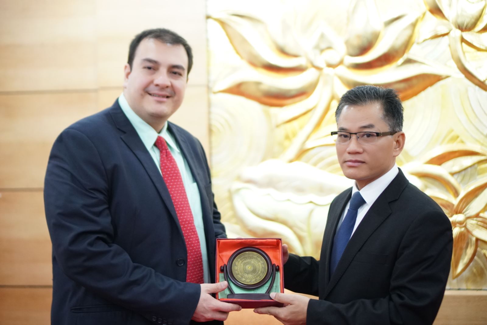 El Salvador interested in educational exchange with Vietnam