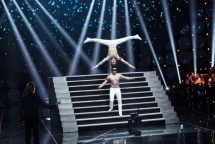 Vietnamese acrobatic brothers set another world record