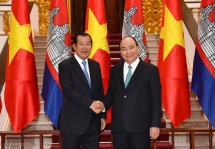 pm nguyen xuan phuc welcomes cambodian counterpart hun sen in hanoi