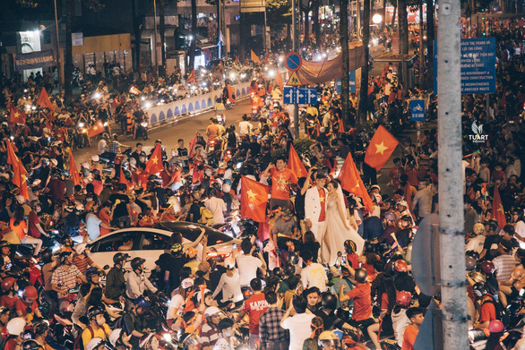 Young couple’s wedding photos taken during Vietnam-wide celebration of AFF title wow netizens