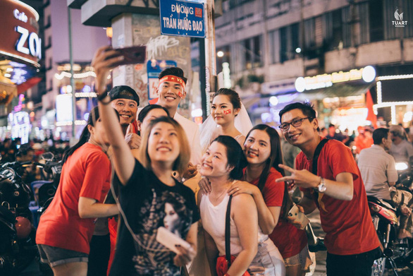 Young couple’s wedding photos taken during Vietnam-wide celebration of AFF title wow netizens