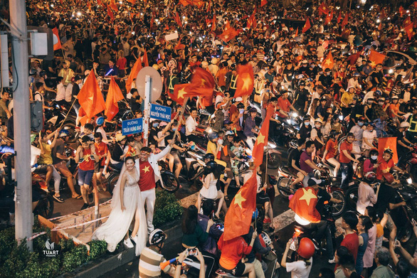 Young couple’s wedding photos taken during Vietnam-wide celebration of AFF title wow netizens