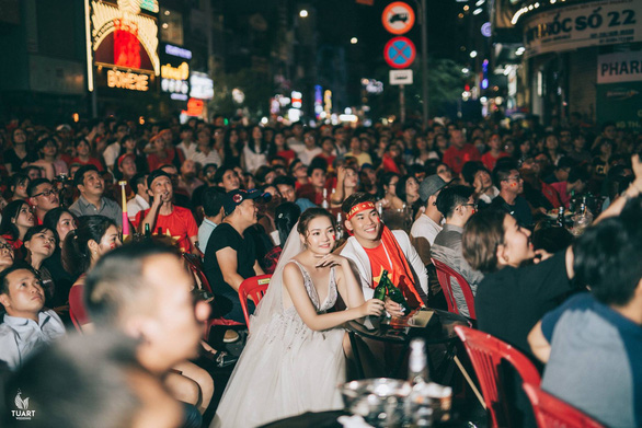 Young couple’s wedding photos taken during Vietnam-wide celebration of AFF title wow netizens